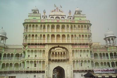 The imposing entrance to the Jhunjhunu Temple complex