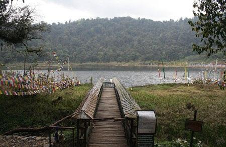 Foot bridge to Khecheolpalri Lake