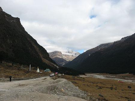 Yumthang Vally and the river in the Background